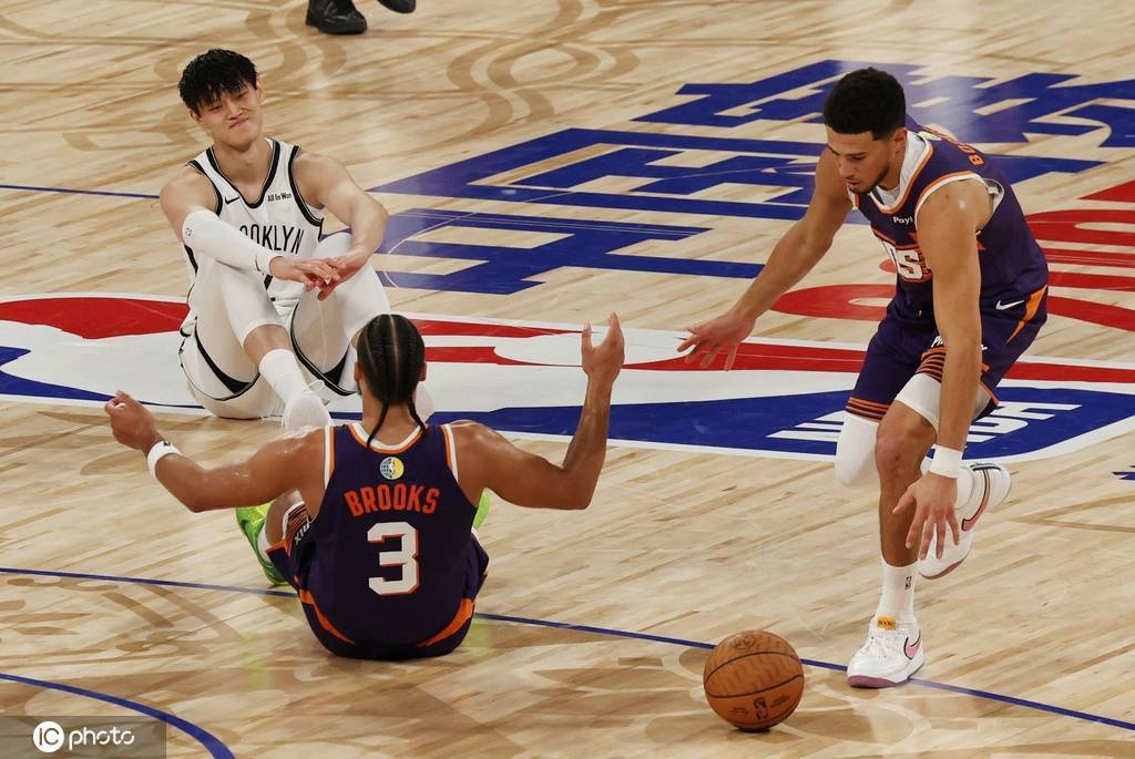 亮点!曾凡博让布克感受CBA强度 领防+掀翻狄龙